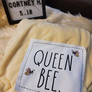 Rae Dunn queen bee throw